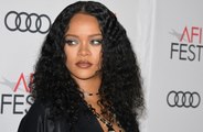 Rihanna va al supermercado vestida de Chanel y con collares de perlas y esmeraldas