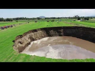 حفرة عملاقة في مزرعة ب المكسيك تتوسع وتبتلع منزلا .. مشاهد صادمة !