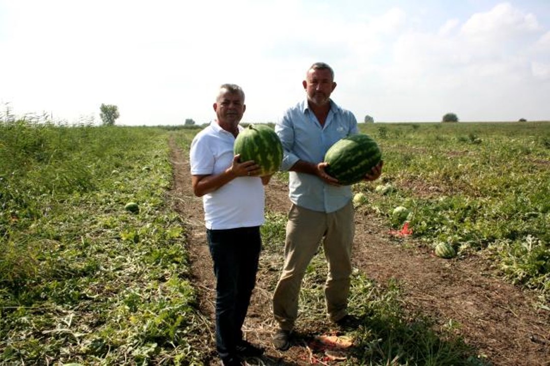 Yüzü gülen karpuz tüccarı çiftçiyi hediyeye boğdu