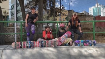 Boliviana de Imillas skate brillan con polleras sobre ruedas
