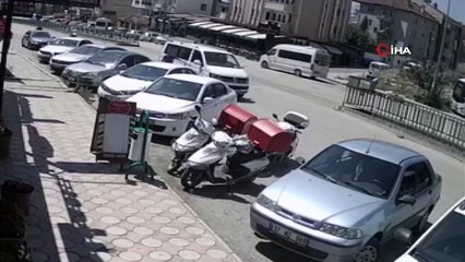 Ticari taksinin motosiklete çarptığı anlar kamerada