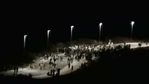 Treinta jóvenes limpian los excesos del último botellón en Tarifa