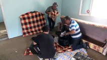 - Babaçay'da yıkım öncesi vatandaşlar eşyalarını kurtarmak için evlere girdi
