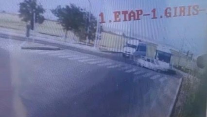 KIRMIZIDA GEÇEN OTOMOBİL, İŞÇİ SERVİSİNE ÇARPTI: 4 YARALI