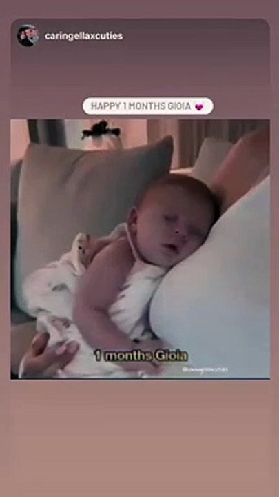 Martika Caringella, Umberto Torreto et leur fille Mia célèbrent l'anniversaire de Gioia, 1 mois.