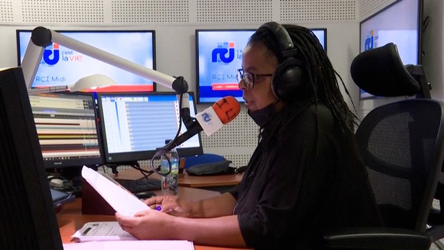 En Martinique, la litanie des décès lue à la radio a doublé avec la flambée de Covid-19