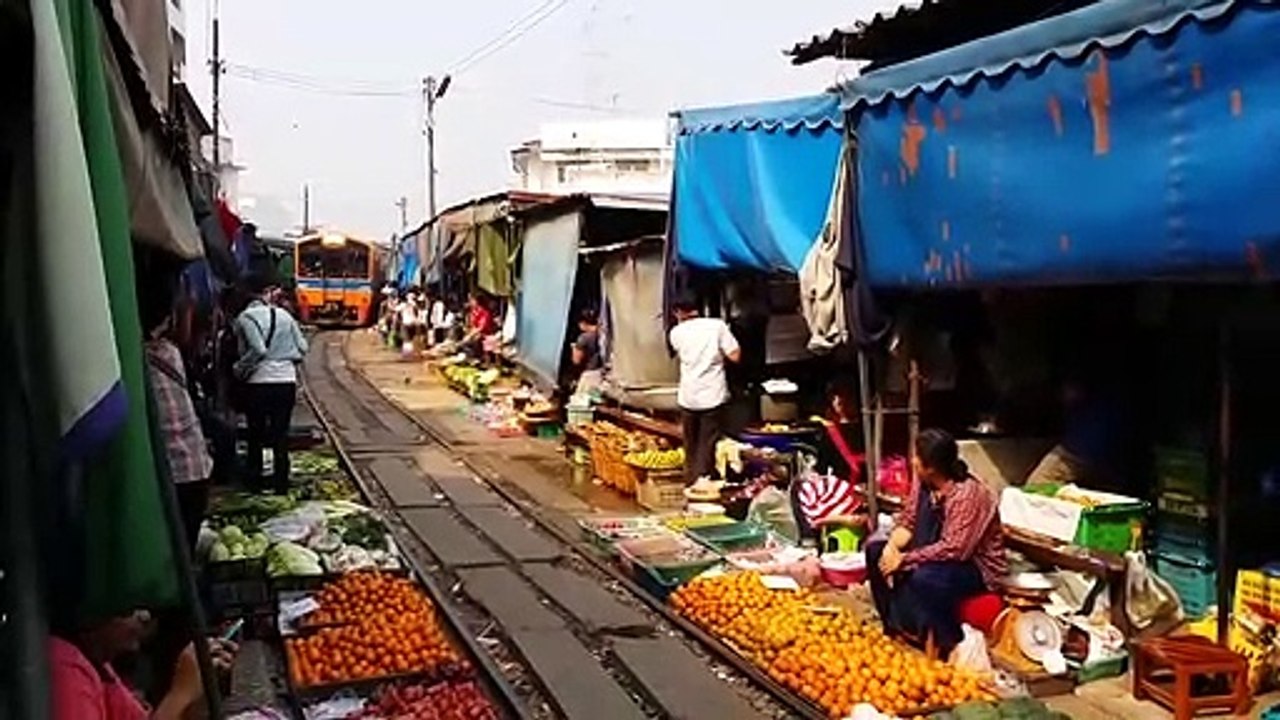 Ce marché Thailandais est traversé par une voie de chemin de fer. Attention au train