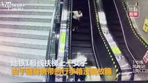 Elle prend la gamelle de sa vie dans l'escalator