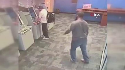 ATM'de işlem yaparken baltalı saldırıya uğradı