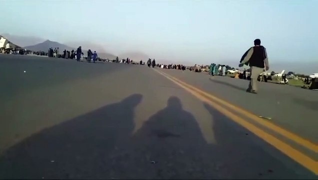 Afgan kadınlar, Kabil havaalanında “Benim Toprağım” şarkısını söylüyor