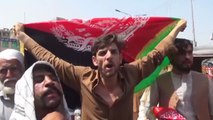 탈레반, 아프간 국기 든 시위대에 총격...