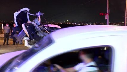 Son dakika haber: Küçükçekmece'de otomobil bariyerlere saplandı, 4 kişi ölümden döndü