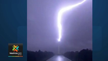 Video: impresionante rayo cayó sobre el obelisco de Washington