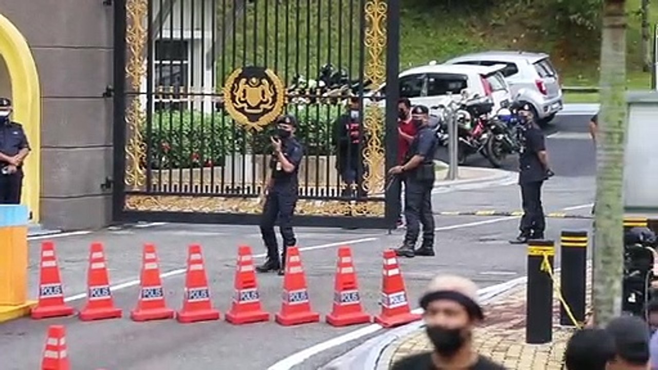 Buses ferrying Umno, Bersatu MPs arrive at Istana Negara