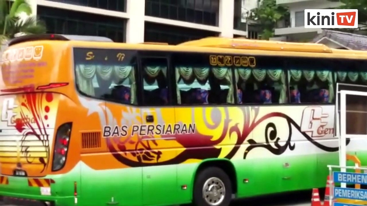 First two buses filled with MPs arrive at Istana Negara for meeting with king