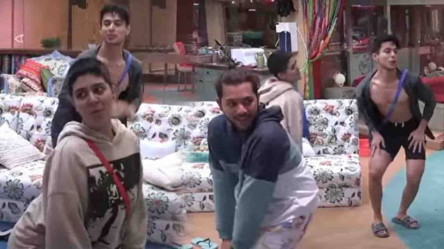 Bigg Boss OTT: Pratik Sehajpal, Moose Jattana & Neha Bhasin's fun dance |FilmiBeat