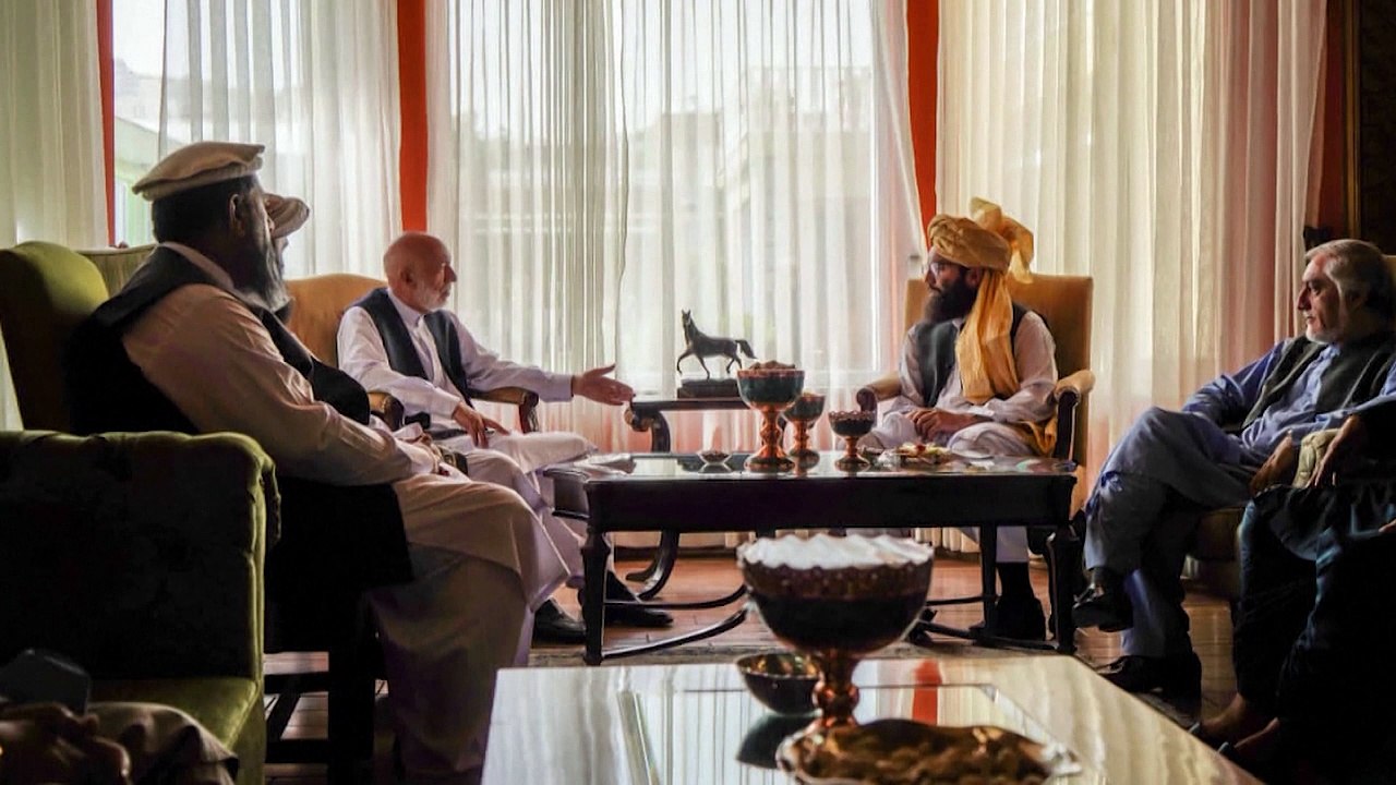 Talibãs negoceiam novo governo no Afeganistão