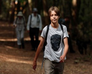 لإنقاذ الكوكب.. فتى بريطاني يقطع المسافات على الأقدام!