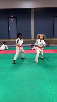 Alyssa & Léna : enchainement de trois techniques : Mawashi Geri, Uraken, Gyaku Tsuki
