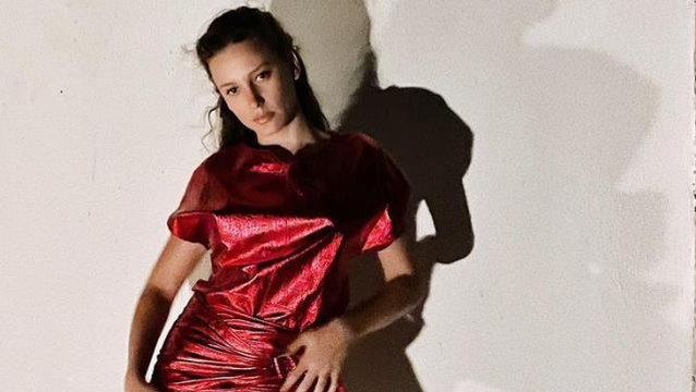 Serenay Sarıkaya, Evdeyim bebeğim notuyla peş peşe mini elbiseli pozlarını paylaştı