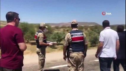 - Jandarma kontrol noktasında aşure dağıtıldı
