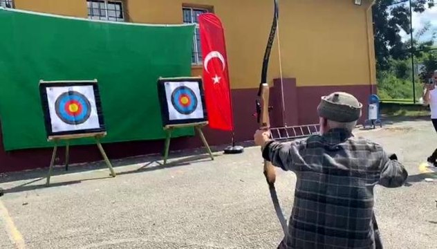 65 yaşındaki Fahrettin Amca ok ile hedefi 12'den vurması vatandaşların ilgi odağı oldu