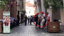 İstanbul'un göbeğinde kıskançlık kavgası! Kadınlar saç başa birbirine girdi, o anlar kamerada