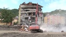 Son dakika haber... KASTAMONU - Bozkurt'ta selde ağır hasar alan Yıldız Apartmanı'nda yıkım başladı