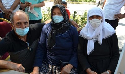 AŞI OLMAK İSTEMEYEN KADIN İLE KUZENİNİ, ALMANYA'DAN GELEN KARDEŞİ İKNA ETTİ