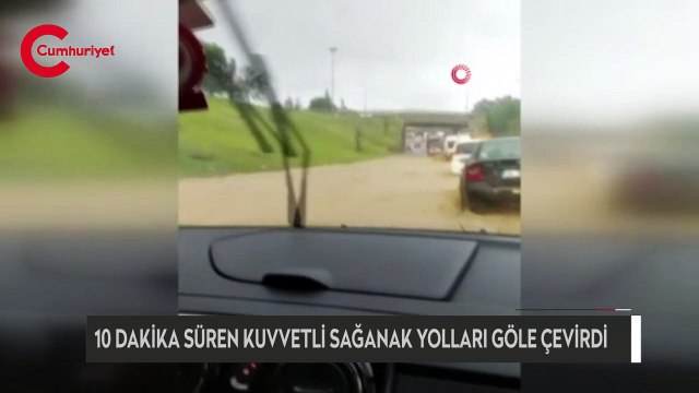 10 dakika süren kuvvetli sağanak yolları göle çevirdi