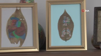 Yaprakları tuval gibi kullanıp hat ve minyatür figürler işliyor