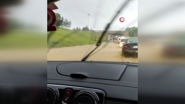 10 dakika süren kuvvetli sağanak yolları göle çevirdi