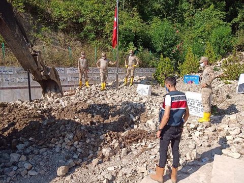 Son dakika haberleri: SELDE MOLOZLARIN ALTINDA KALAN ŞEHİT MEZARINI ASKERLER TEMİZLEDİ