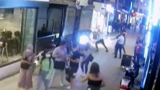 Boks ringi değil cadde ortası! Yumruklar havada uçtu