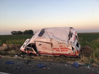 ŞANLIURFA'DA AMBULANS DEVRİLDİ; YENİ DOĞAN BEBEK ÖLDÜ, 2 SAĞLIKÇI VE ŞOFÖR YARALI