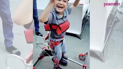 Yürüme engelli çocuğun yürütece kavuştuğu o anlar!