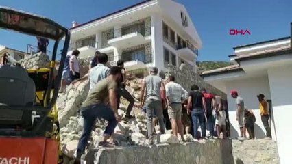 ÇÖKEN İSTİNAT DUVARI, İNŞAATTA ÇALIŞAN ELEKTRİK TEKNİSYENİNİ YARALADI