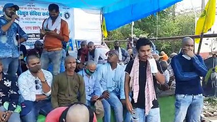 हड़ताल के दसवें दिन सिर मुंडवा कर संविदाकर्मियों का प्रदर्शन