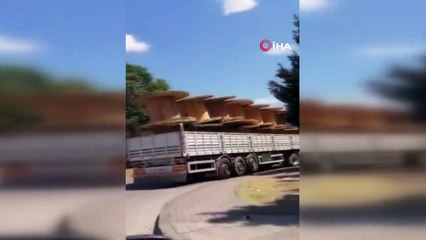 Palet taşıyan tırın tehlike saçtığı anlar kamerada