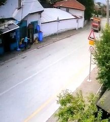 Bisikletli çocuğun kamyonun altında kaldığı anlar ortaya çıktı