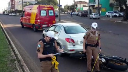 Colisão traseira entre carro e moto é registrada na Avenida Carlos Gomes