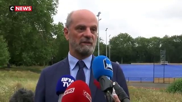 Vacances d'été - Les membres du gouvernement se lâchent: Selfie torse nu pour Gabriel Attal, nouveau look pour Jean-Michel Blanquer - Regardez