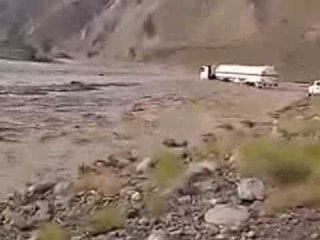 السيول تجرف شاحنة سائق متهور في عمان