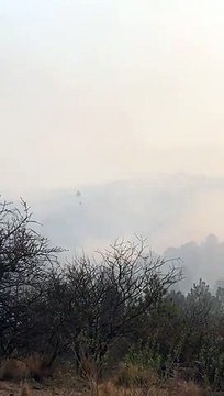 Helicópteros de los bomberos continúan combatiendo distintos focos de incendio en Córdoba