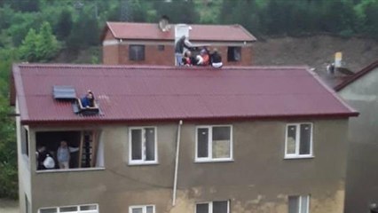 Selin yıkıma uğrattığı Babaçay köyünde 9 kişilik aile çatıda bacaya tutunarak selden kurtuldu