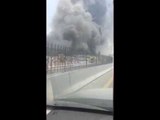حريق ضخم يلتهم 5 مستودعات للخشب في صناعية 11 بالشارقة