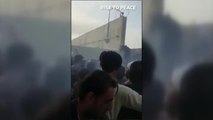 Tropas estadounidensens ayudan a civiles a saltar la valla del aeropuerto de Kabul