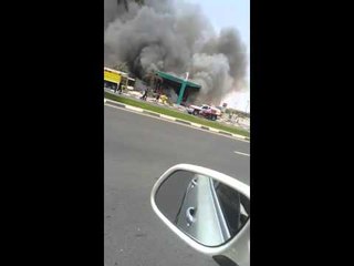 احتراق سيارة في محطة إينوك بدبي