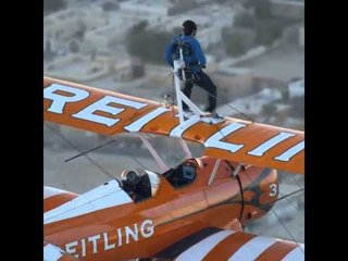 حمدان بن محمد على أجنحة طائرة شراعية فوق دبي