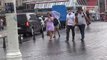 Taksim'de aniden bastıran sağanak yağış vatandaşlara zor anlar yaşattı
